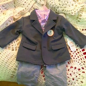Baby boy 3 piece outfit. Size 0-3 months.